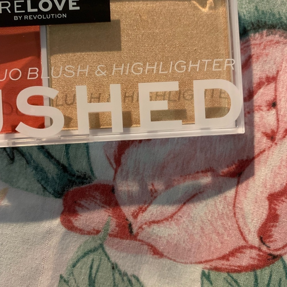 Revolution Relove Duo Blush Palette - Red and Gold - Picture 3 of 3